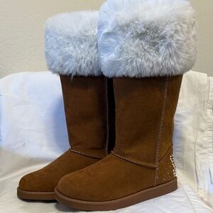 NWOT Elegant Brown Winter Boots with Faux Fur by [Juicy]